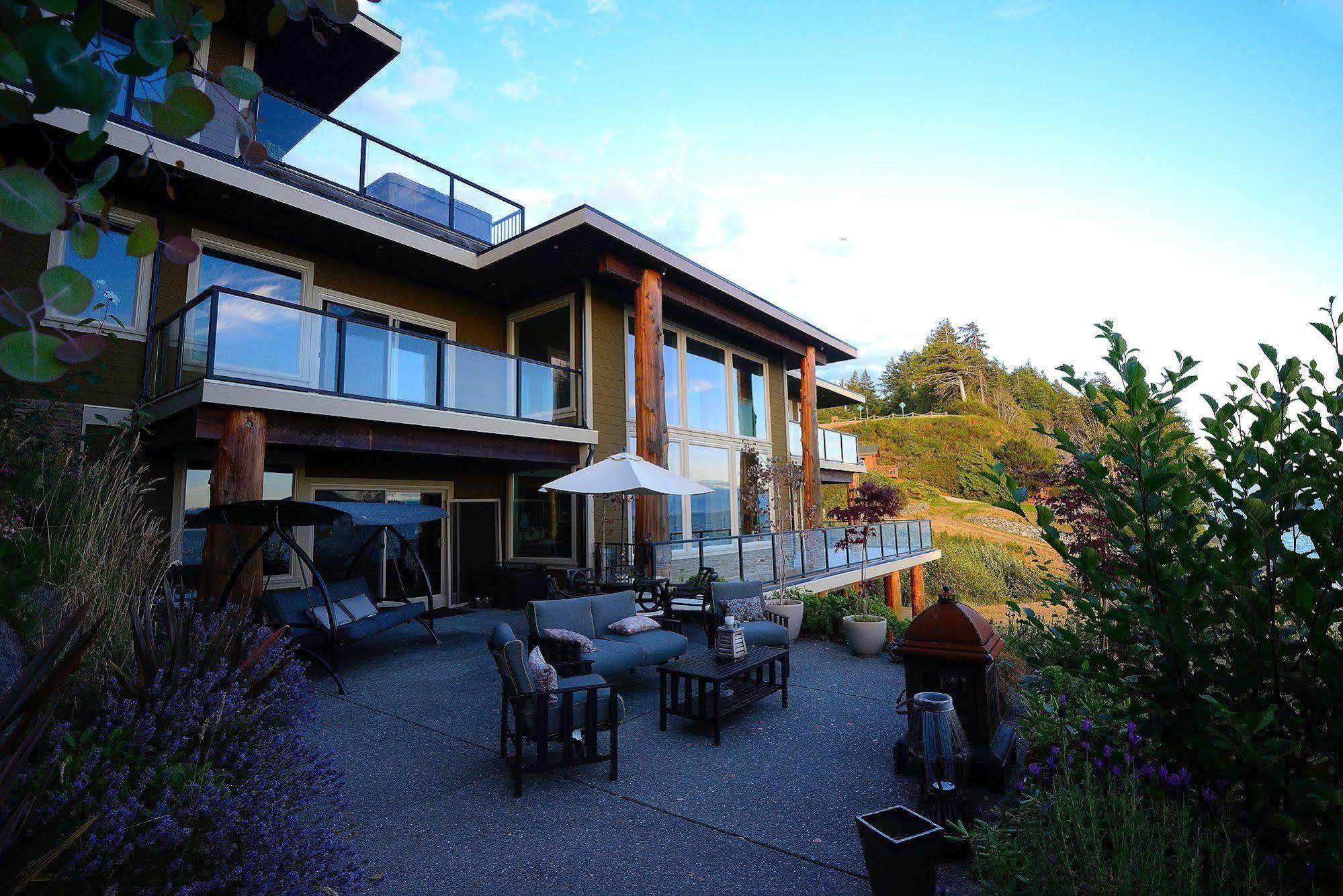 Points West Oceanfront Resort Sooke Exterior photo